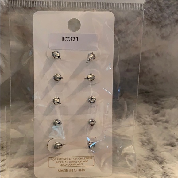 Cubic Zirconia Studs 5 sizes - Picture 2 of 2